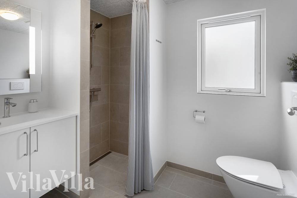 Eines der Badezimmer im Luxusferienhaus Nr. 912