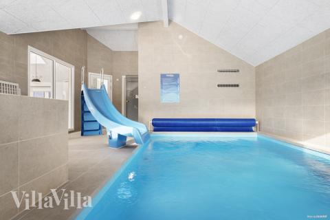 Das Ferienhaus 816 hat einen schicken Poolbereich mit Wasserrutsche, einem geräumigen, eingelassenen Whirlpool und einer Sauna.