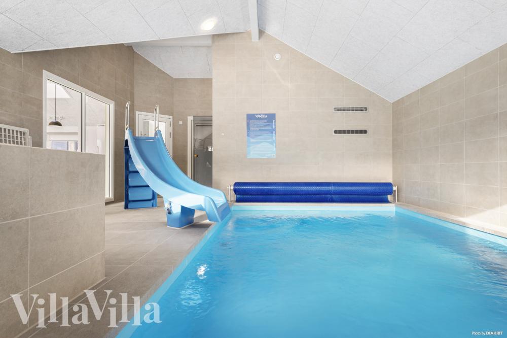 Das Ferienhaus 816 hat einen schicken Poolbereich mit Wasserrutsche, einem geräumigen, eingelassenen Whirlpool und einer Sauna.