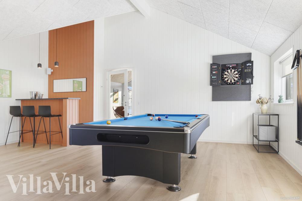 Neben den vielen schönen Stunden, die man im Poolbereich des Hauses verbringen kann, bietet das Luxusferienhaus 816 auch Spielevergnügen bei Billard/Tischtennis und Darts