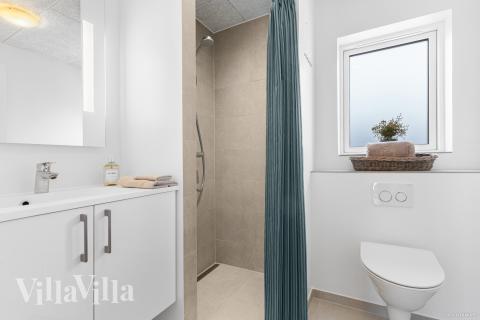 Eines der Badezimmer im Luxusferienhaus Nr. 816