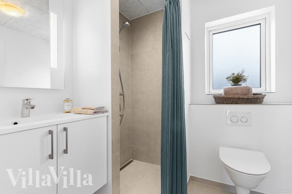 Eines der Badezimmer im Luxusferienhaus Nr. 816