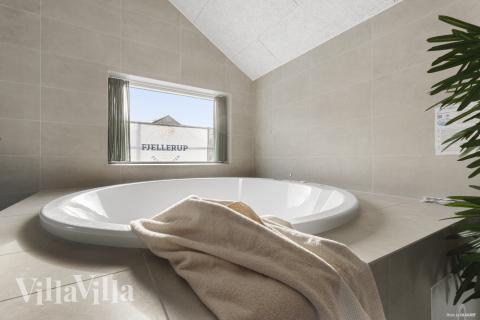 Genießen Sie den warmen Whirlpool im Luxusferienhaus Nr. 816 in Ostjütland
