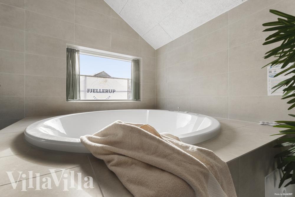 Genießen Sie den warmen Whirlpool im Luxusferienhaus Nr. 816 in Ostjütland