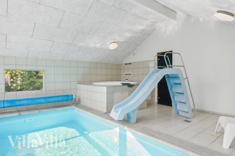 Das Ferienhaus 352 hat einen schicken Poolbereich mit Wasserrutsche, einem geräumigen, eingelassenen Whirlpool und einer Sauna.