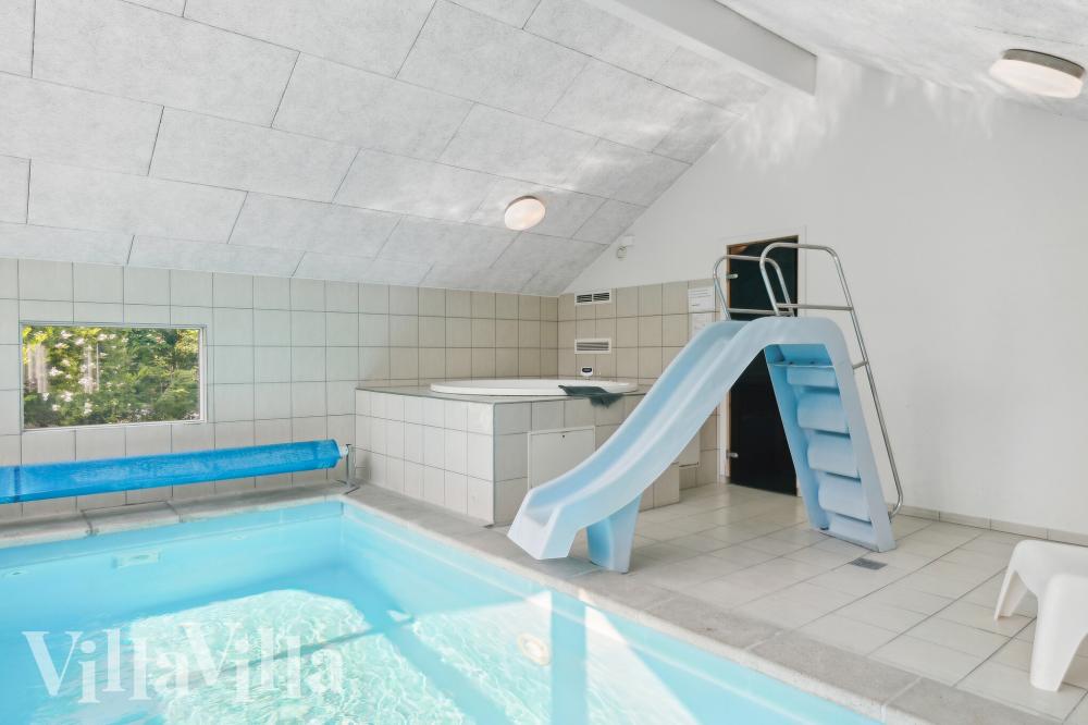 Das Ferienhaus 352 hat einen schicken Poolbereich mit Wasserrutsche, einem geräumigen, eingelassenen Whirlpool und einer Sauna.