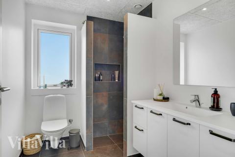 Eines der Badezimmer im Luxusferienhaus Nr. 950