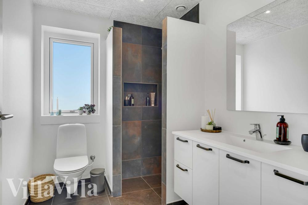 Eines der Badezimmer im Luxusferienhaus Nr. 950