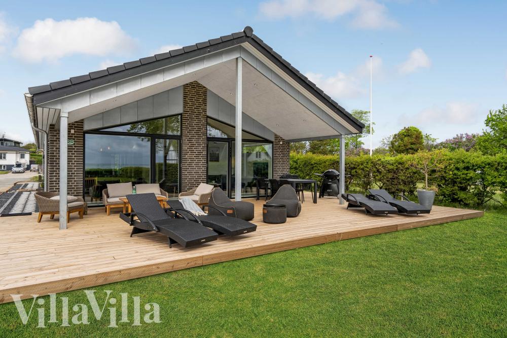 Genießen Sie einen Grillabend auf der Terrasse des Luxusferienhauses Nr. 950 in Fünen und seine Inseln