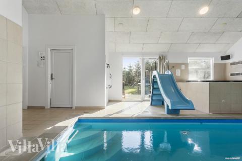 Das Ferienhaus 251 hat einen schicken Poolbereich mit Wasserrutsche, einem geräumigen, eingelassenen Whirlpool und einer Sauna.