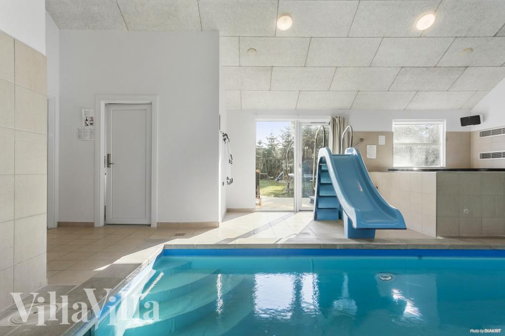 Das Ferienhaus 251 hat einen schicken Poolbereich mit Wasserrutsche, einem geräumigen, eingelassenen Whirlpool und einer Sauna.