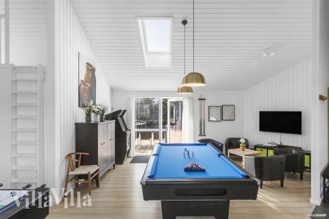 Neben den vielen schönen Stunden, die man im Poolbereich des Hauses verbringen kann, bietet das Luxusferienhaus 251 auch Spielevergnügen bei Billard/Tischtennis und Darts