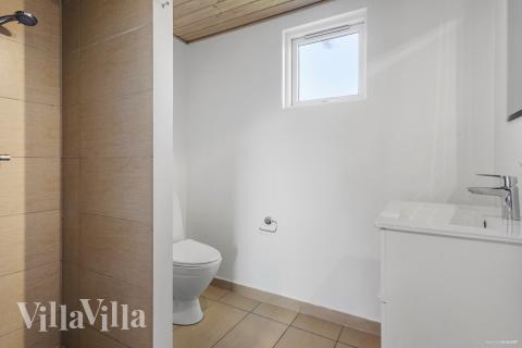 Eines der Badezimmer im Luxusferienhaus Nr. 251