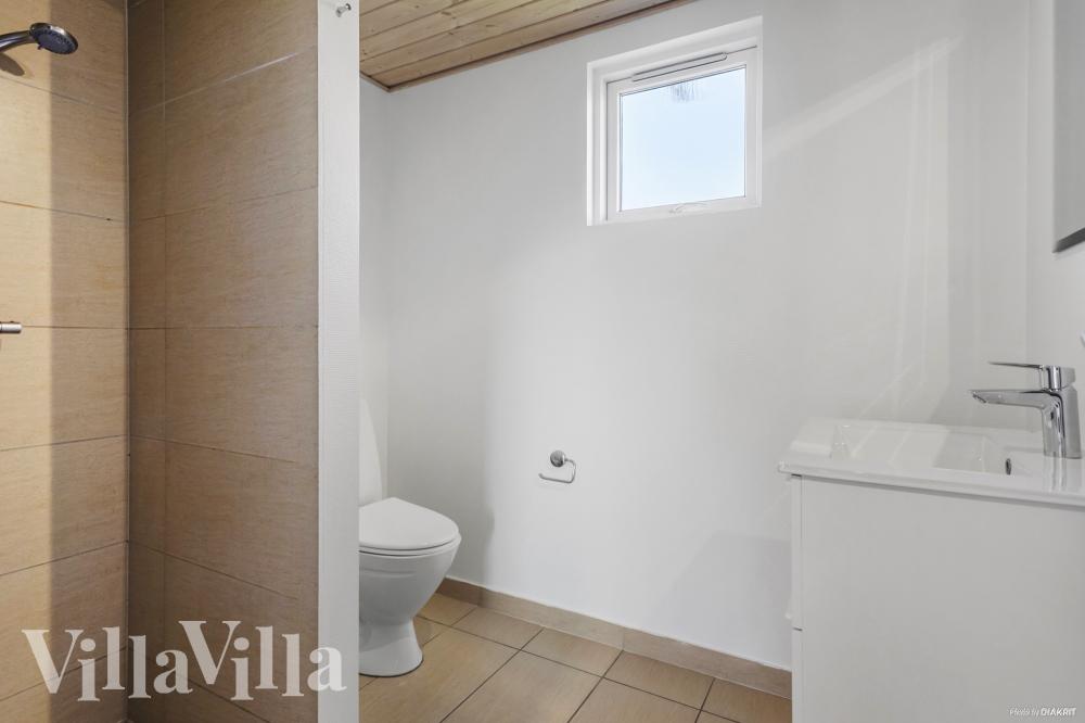 Eines der Badezimmer im Luxusferienhaus Nr. 251