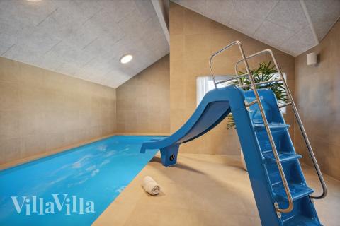 Das Ferienhaus 776 hat einen schicken Poolbereich mit Wasserrutsche, einem geräumigen, eingelassenen Whirlpool und einer Sauna.