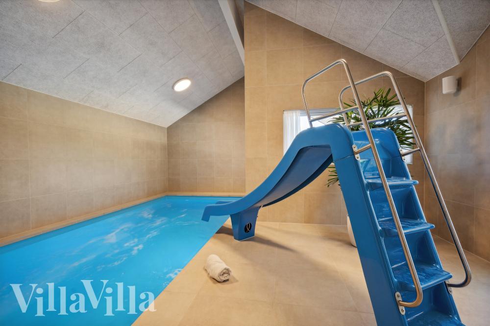 Das Ferienhaus 776 hat einen schicken Poolbereich mit Wasserrutsche, einem geräumigen, eingelassenen Whirlpool und einer Sauna.