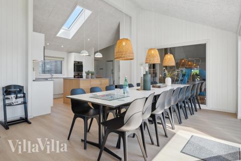 Der große, lichtdurchflutete Aufenthaltsraum im Luxusferienhaus Nr. 776 für 18.