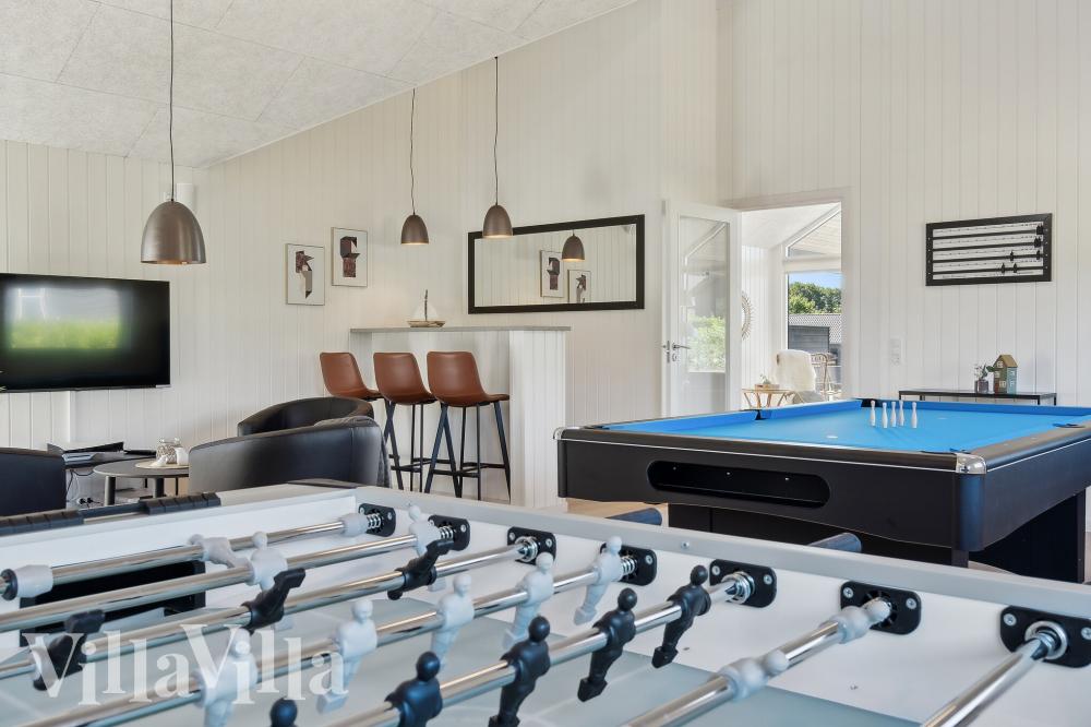 Das Luxusferienhaus 776 für 18 Personen hat einen großen Aktivitätsraum mit u. a. Billard und Darts