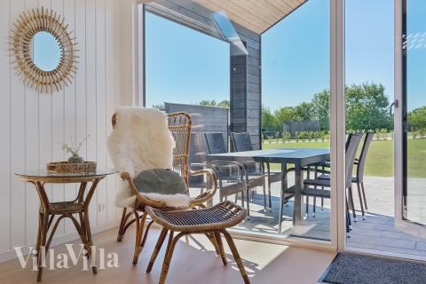 Die Couch im Luxusferienhaus Nr. 776 in Deutschland lädt zu Gesellschaftsspielen oder zu Kinoabenden ein.