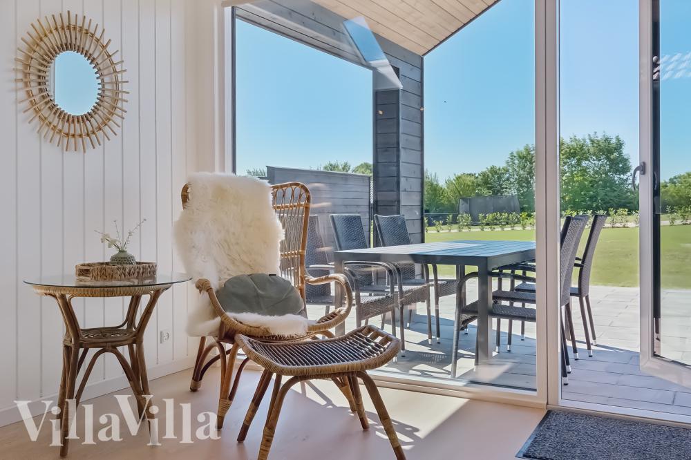 Die Couch im Luxusferienhaus Nr. 776 in Deutschland lädt zu Gesellschaftsspielen oder zu Kinoabenden ein.