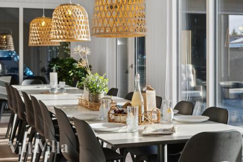 Der große, lichtdurchflutete Aufenthaltsraum im Luxusferienhaus Nr. 773 für 24.