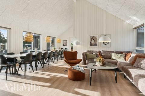 Die Couch im Luxusferienhaus Nr. 773 in Deutschland lädt zu Gesellschaftsspielen oder zu Kinoabenden ein.