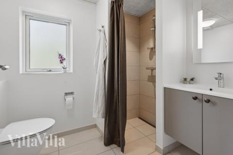 Eines der Badezimmer im Luxusferienhaus Nr. 775