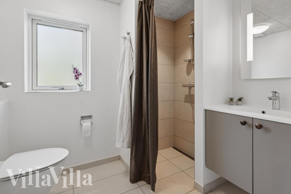 Eines der Badezimmer im Luxusferienhaus Nr. 775