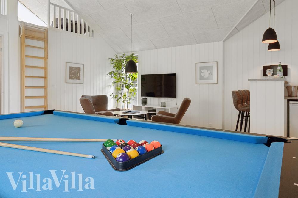 Das Luxusferienhaus 775 für 16 Personen hat einen großen Aktivitätsraum mit u. a. Billard und Darts