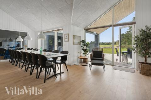 Der große, lichtdurchflutete Aufenthaltsraum im Luxusferienhaus Nr. 775 für 16.