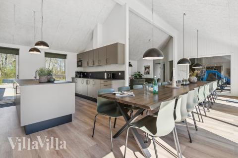 Der große, lichtdurchflutete Aufenthaltsraum im Luxusferienhaus Nr. 777 für 24.