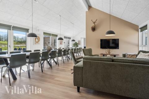 Die Couch im Luxusferienhaus Nr. 777 in Deutschland lädt zu Gesellschaftsspielen oder zu Kinoabenden ein.