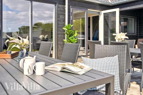 Das Luxusferienhaus Nr. 777 hat eine tolle Terrasse, die mit hochwertigen Gartenmöbeln für 24 Personen ausgestattet ist.