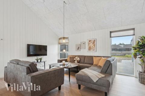 Die Couch im Luxusferienhaus Nr. 779 in Deutschland lädt zu Gesellschaftsspielen oder zu Kinoabenden ein.