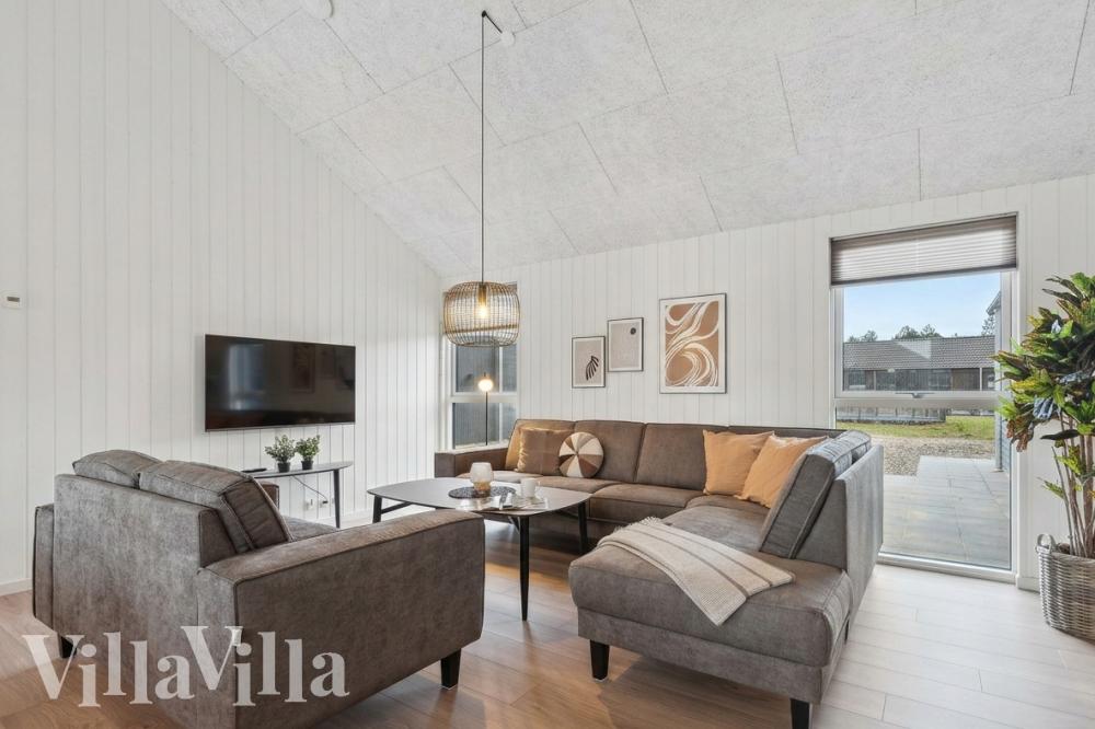 Die Couch im Luxusferienhaus Nr. 779 in Deutschland lädt zu Gesellschaftsspielen oder zu Kinoabenden ein.