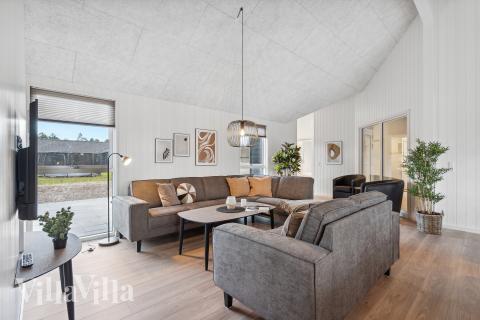 Die Couch im Luxusferienhaus Nr. 781 in Deutschland lädt zu Gesellschaftsspielen oder zu Kinoabenden ein.