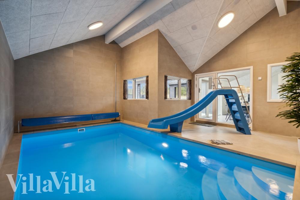 Das Ferienhaus 783 hat einen schicken Poolbereich mit Wasserrutsche, einem geräumigen, eingelassenen Whirlpool und einer Sauna.