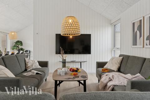 Die Couch im Luxusferienhaus Nr. 780 in Deutschland lädt zu Gesellschaftsspielen oder zu Kinoabenden ein.