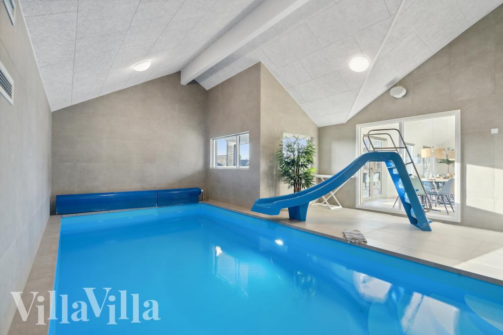 Das Ferienhaus 782 hat einen schicken Poolbereich mit Wasserrutsche, einem geräumigen, eingelassenen Whirlpool und einer Sauna.