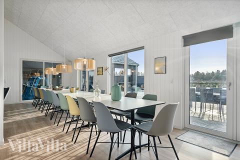 Der große, lichtdurchflutete Aufenthaltsraum im Luxusferienhaus Nr. 782 für 24.