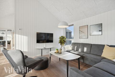 Die Couch im Luxusferienhaus Nr. 782 in Deutschland lädt zu Gesellschaftsspielen oder zu Kinoabenden ein.