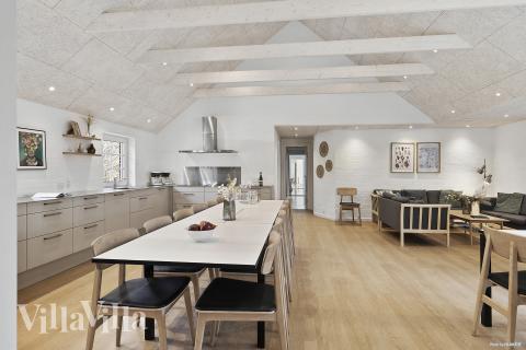 Der große, lichtdurchflutete Aufenthaltsraum im Luxusferienhaus Nr. 145 für 22.