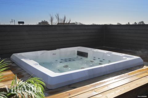 Entspannt euch im Whirlpool des Luxusferienhauses Nr. 528 in Westjütland.