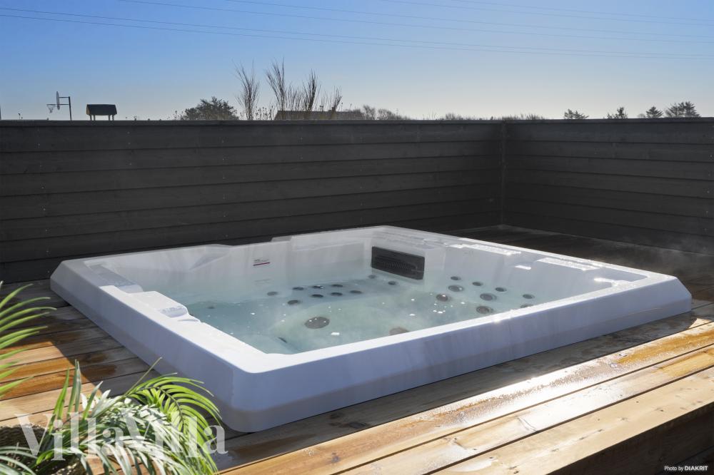 Entspannt euch im Whirlpool des Luxusferienhauses Nr. 528 in Westjütland.