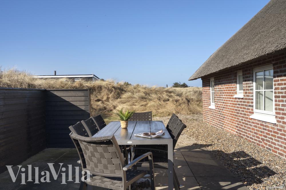 Genießen Sie einen Grillabend auf der Terrasse des Luxusferienhauses Nr. 528 in Westjütland