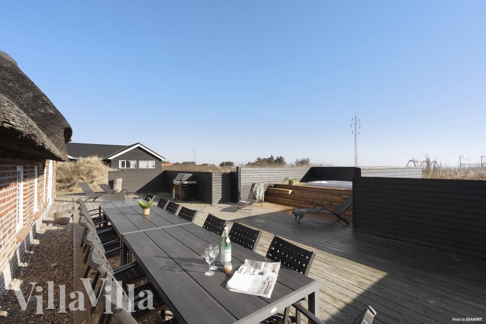 Auf der Terrasse des Ferienhauses Nr. 528 ist Platz für 28 Personen.
