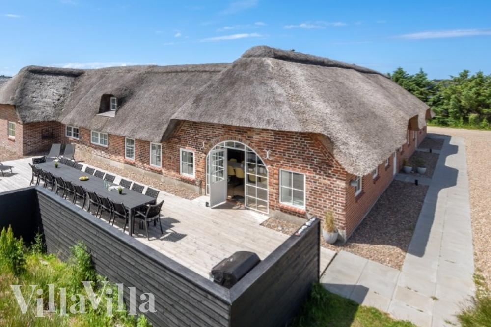 Dieses schöne Poolhaus Nr. 528 mit Platz für 28 Personen liegt in Westjütland