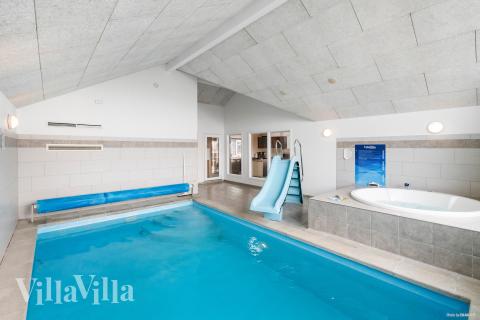 Das Ferienhaus 322 hat einen schicken Poolbereich mit Wasserrutsche, einem geräumigen, eingelassenen Whirlpool und einer Sauna.