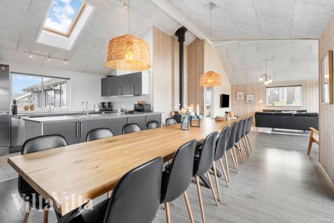 Der große, lichtdurchflutete Aufenthaltsraum im Luxusferienhaus Nr. 322 für 18.