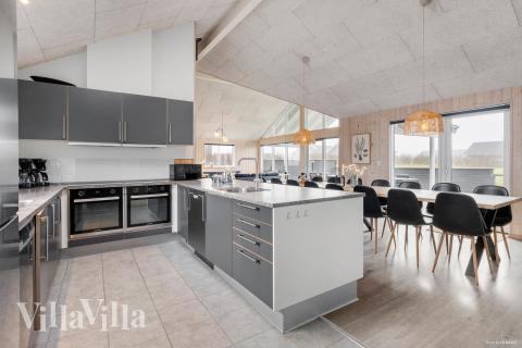 Die Küche in dem Luxusferienhaus Nr. 322 ist so gut ausgestattet, dass man problemlos Mahlzeiten für 18 Personen zubereiten kann.